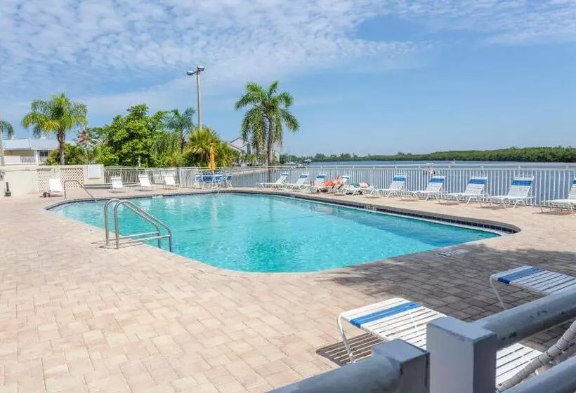 プールビュースタンダードステューディオ, Tampa Bay, Beach Step Away, Wifi, Free Parking,pools, Jacuzzi