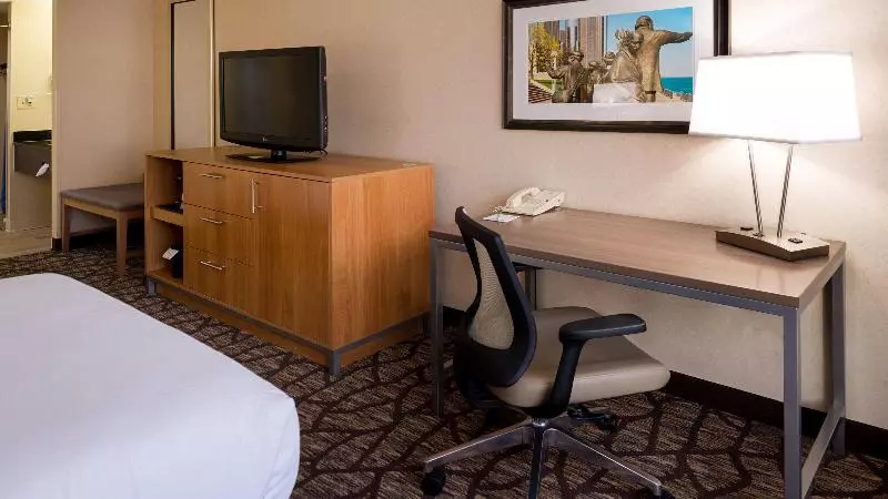 キングサイズベッドのスタンダードルーム, Holiday Inn Hotel & Suites Warren, An Ihg
