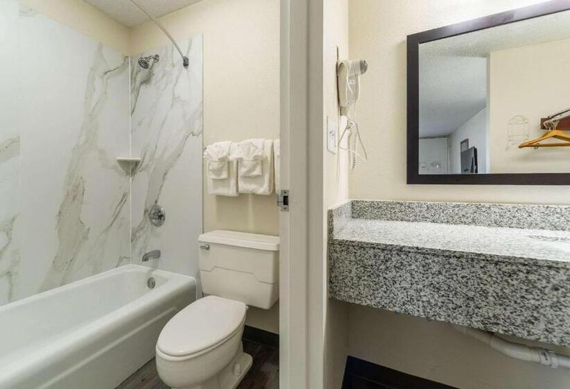 מיטת קינג בסוויטה, Quality Inn & Suites Vandalia Near I70 And Hwy 51