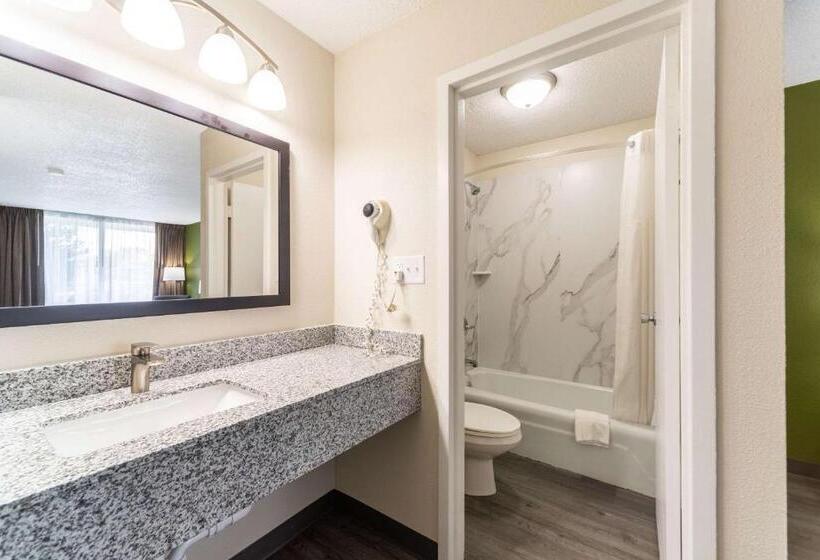 מיטת קינג בסוויטה, Quality Inn & Suites Vandalia Near I70 And Hwy 51