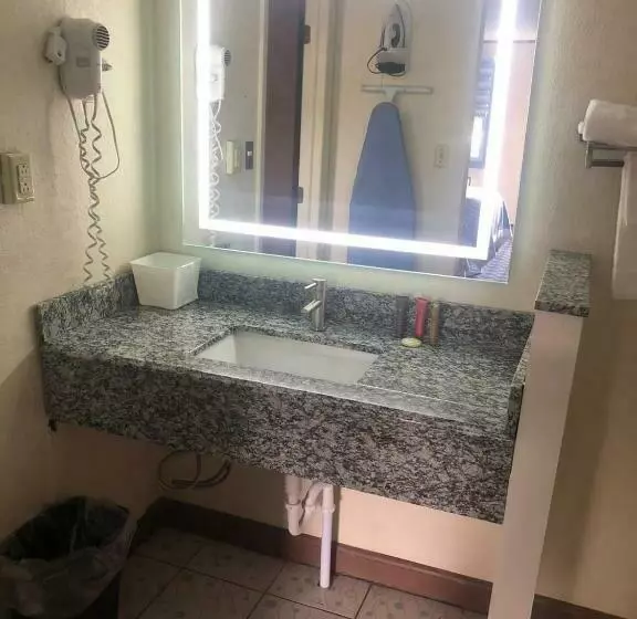 キングサイズベッドのスタンダードルーム, Aderi Hotel Near Bucknell University