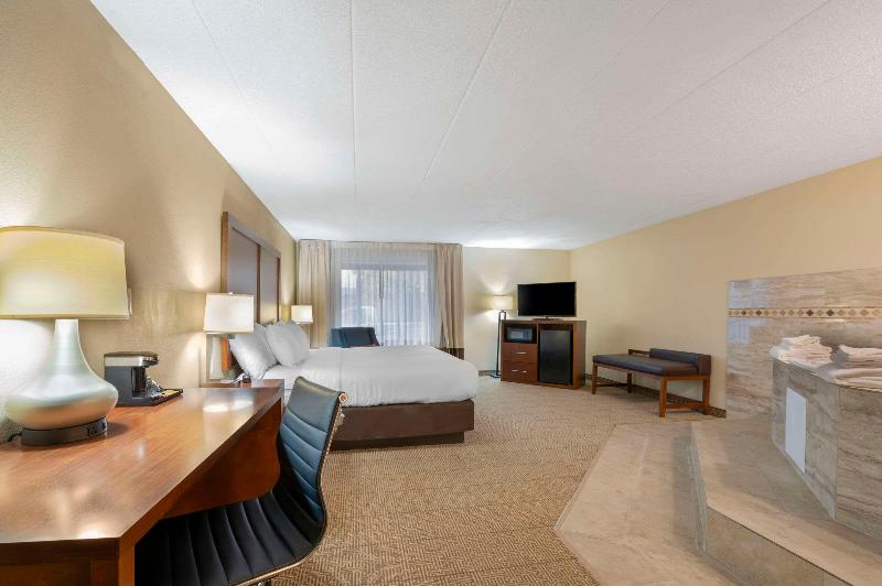 غرفة قياسية سرير كينج, Comfort Inn & Suites North At The Pyramids