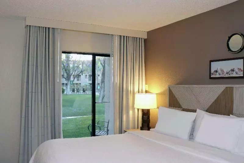スイート, Embassy Suites By Hilton Phoenix Tempe