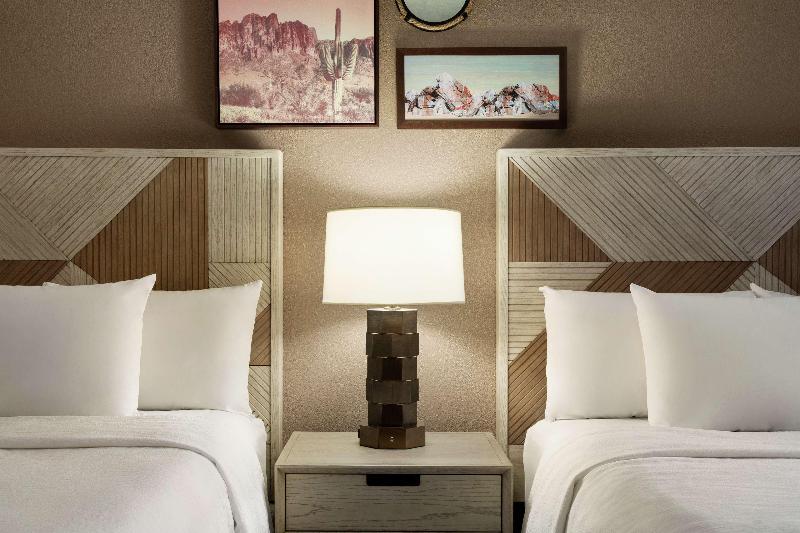 سوییت, Embassy Suites By Hilton Phoenix Tempe