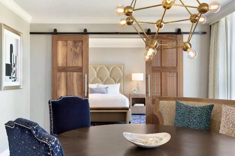 キングサイズベッドのスイートルーム, Fairmont Dallas