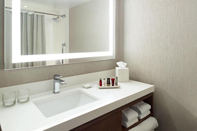 带大床的标准间, Marriott At The University Of Dayton