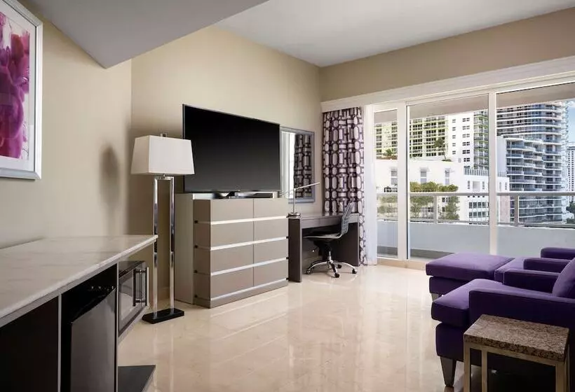 سوئیت جونیور با چشم‌انداز, Doubletree By Hilton Grand Hotel Biscayne Bay