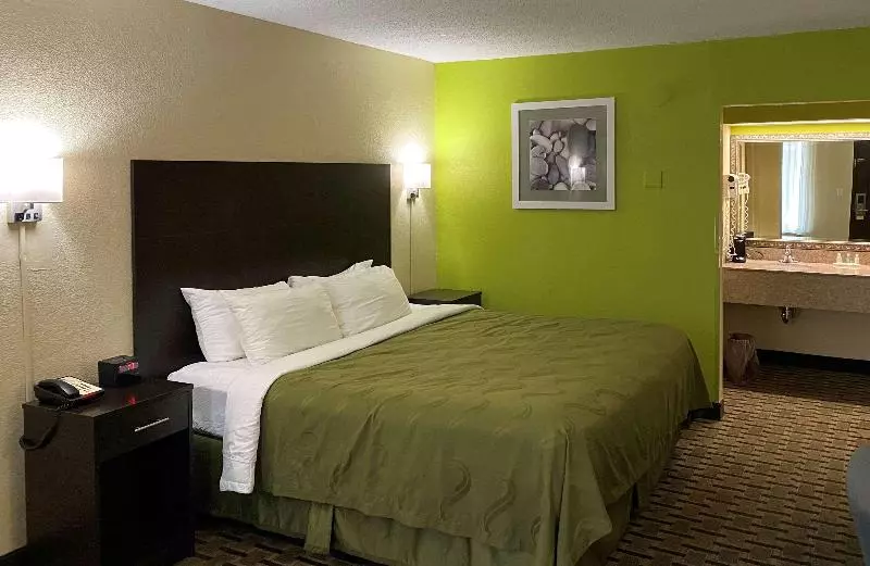 キングサイズベッドのスタンダードルーム, Quality Inn Elizabeth City Near University