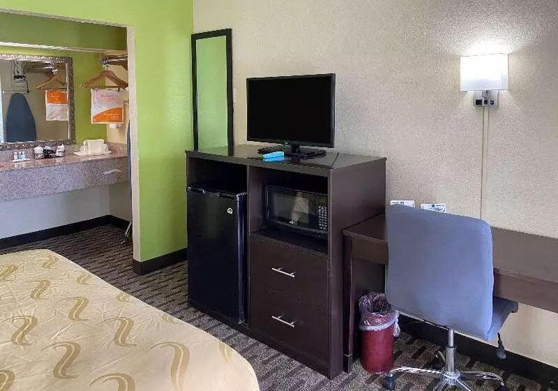 キングサイズベッドのスタンダードルーム, Quality Inn Elizabeth City Near University