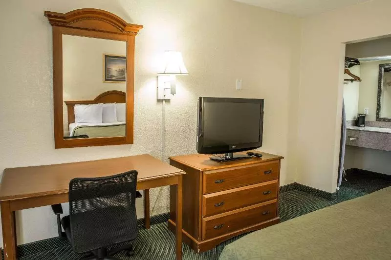 キングサイズベッドのスタンダードルーム, Quality Inn Elizabeth City Near University