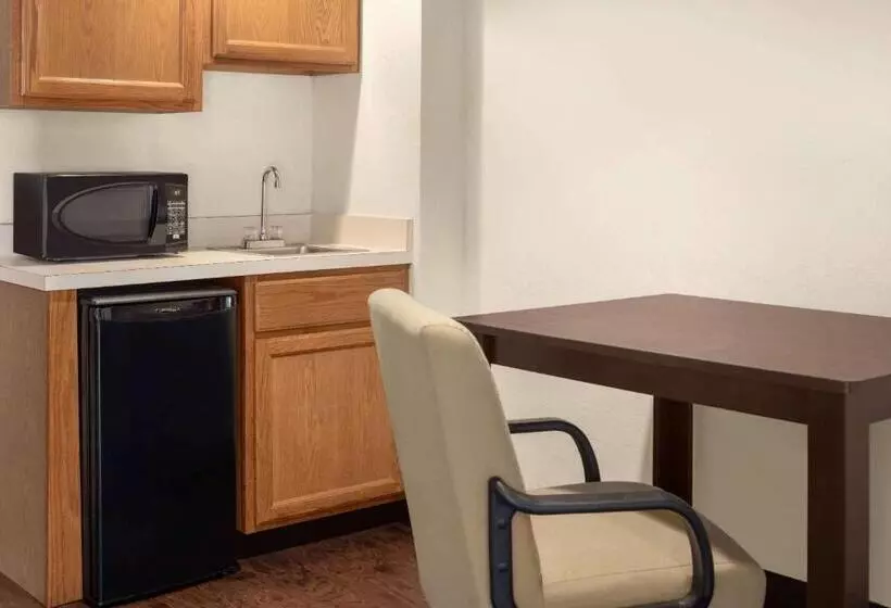 キングサイズベッドのデラックススイート, Travelodge By Wyndham Zanesville