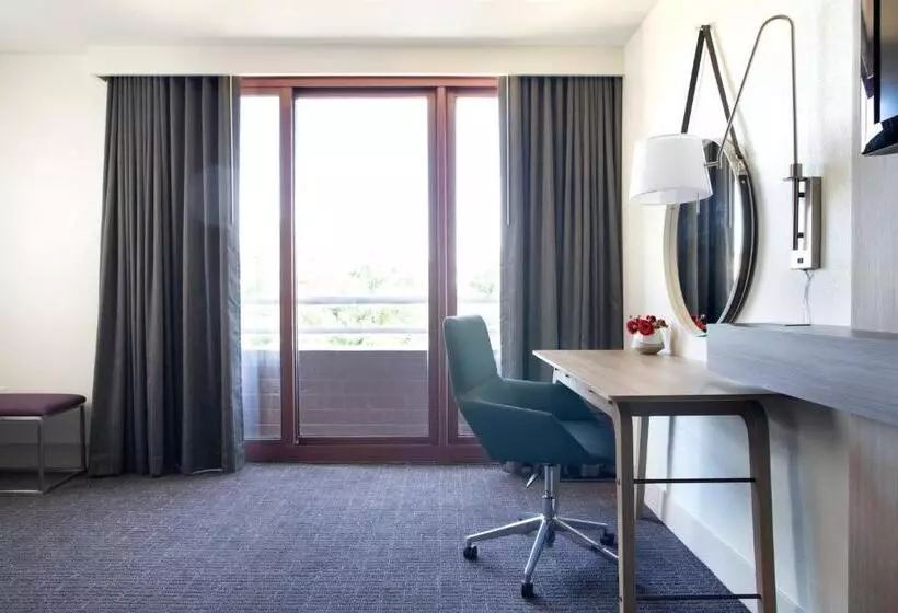 اتاق استاندارد با تخت بزرگ, Crowne Plaza Atlanta Perimeter At Ravinia, An Ihg