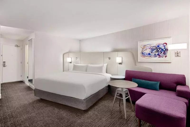 اتاق استاندارد با تخت بزرگ, Crowne Plaza Atlanta Perimeter At Ravinia, An Ihg
