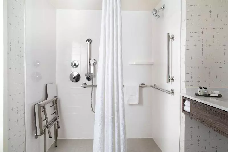 اتاق استاندارد با تخت بزرگ برای معلولان, Crowne Plaza Atlanta Perimeter At Ravinia, An Ihg