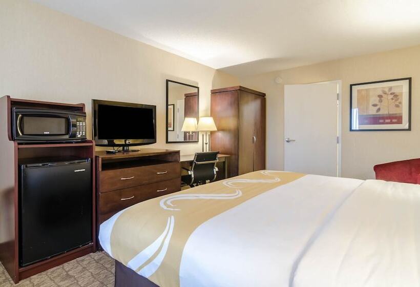 带2个双人床的标准工作室, Quality Inn & Suites