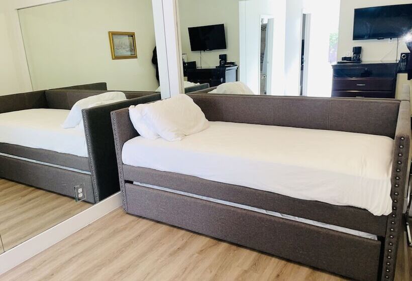 جناح جونيور, Kronborg Inn