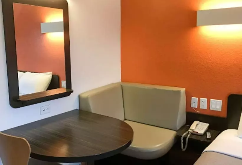 اتاق دلوکس مخصوص معلولین, Motel 6buttonwillow, Ca Central
