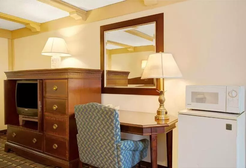 キングサイズベッドのデラックスルーム, Knights Inn Greensburg