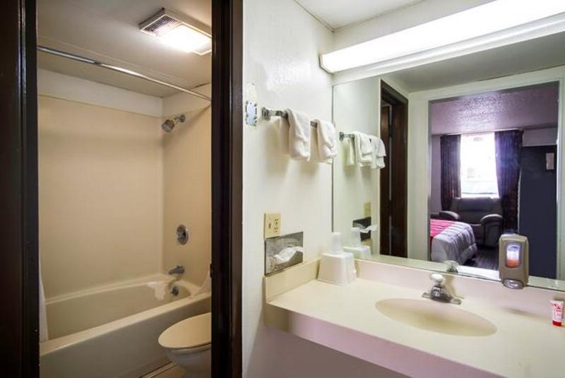 Стандартный Номер Кровать Кинг, OYO Hotel Hutchinson KS West 4th Ave