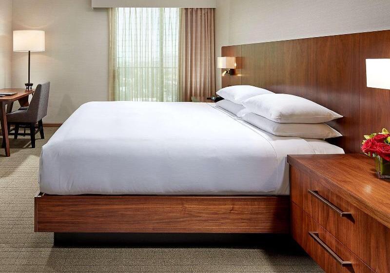 غرفة قياسية سرير كينج, Hilton Pasadena