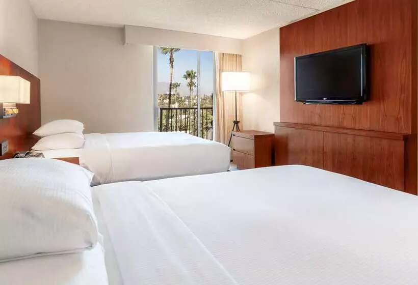 Deluxe Room Mountain View, Hilton Pasadena