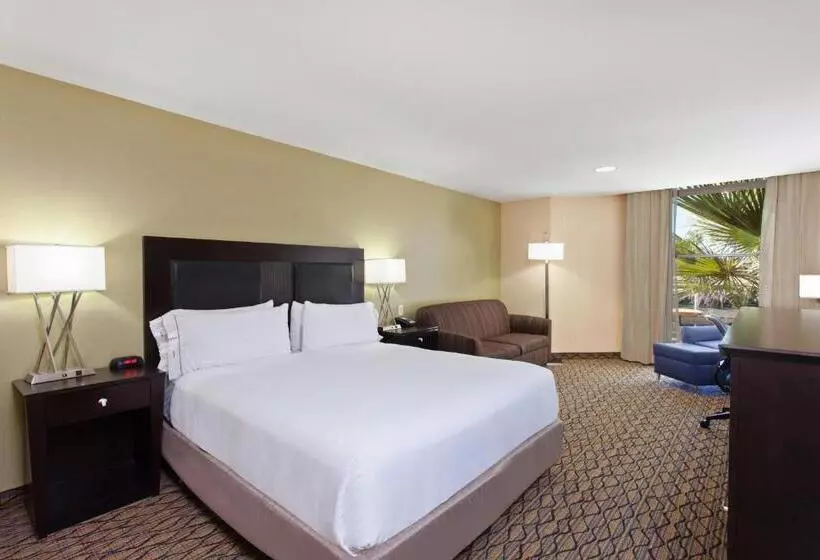 سوئیت برای معلولان, Holiday Inn Express Newport Beach, An Ihg