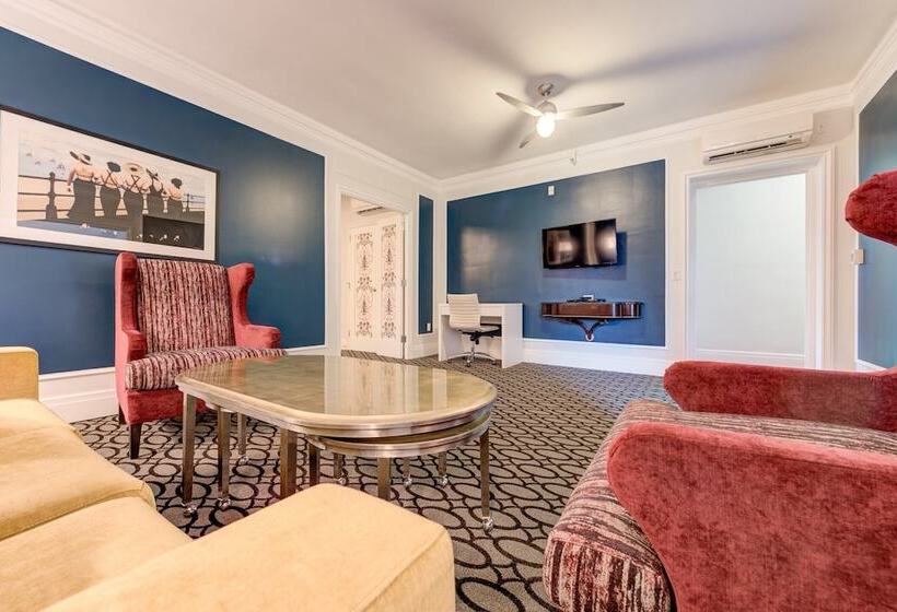 جناح غرفتين نوم, Inn At The Park