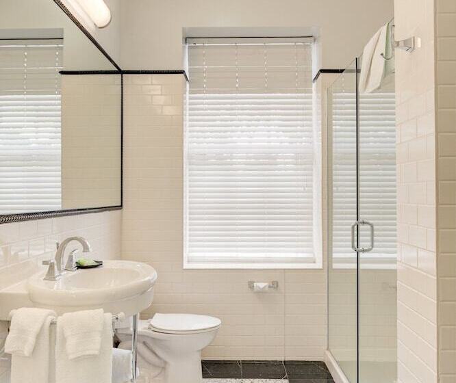 جناح, Inn At The Park