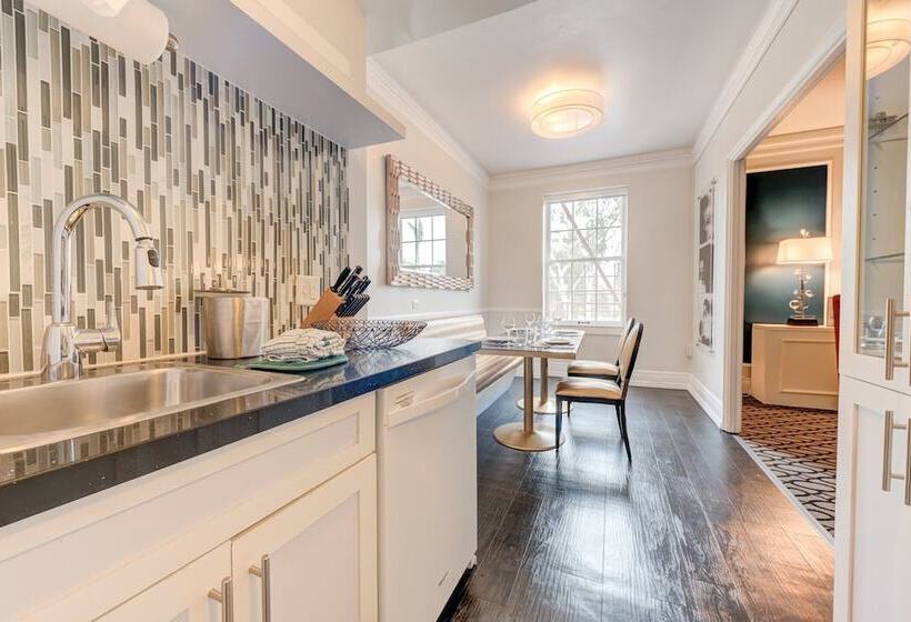 جناح غرفتين نوم, Inn At The Park