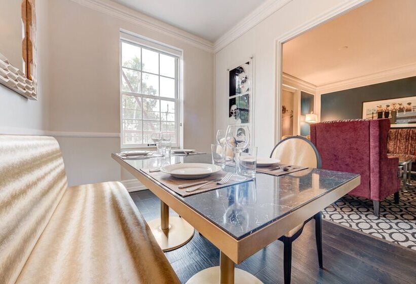 جناح غرفتين نوم, Inn At The Park