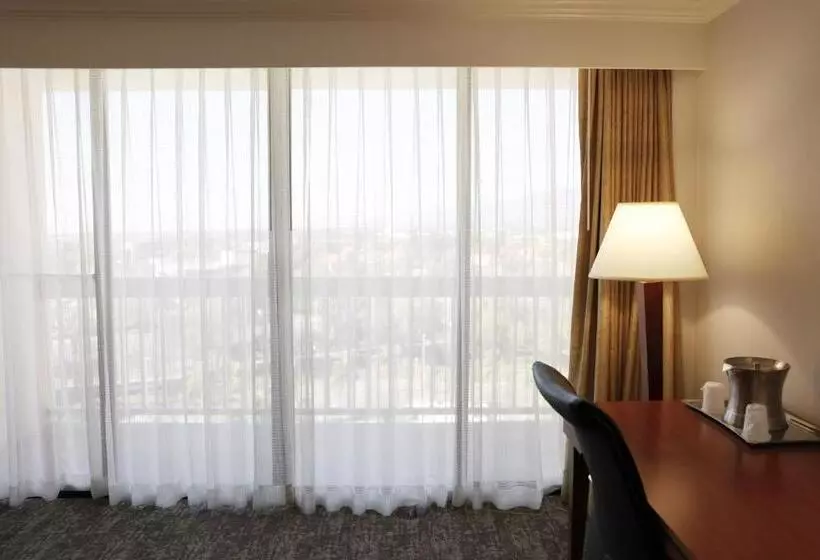 اتاق اجرایی با تخت بزرگ, Ontario Airport Hotel & Conference Center