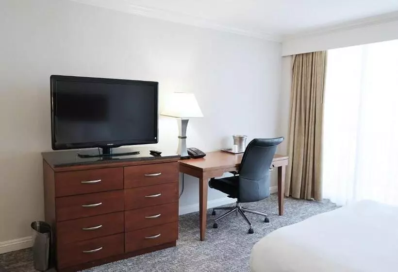 اتاق استاندارد با تخت بزرگ برای معلولان, Ontario Airport Hotel & Conference Center