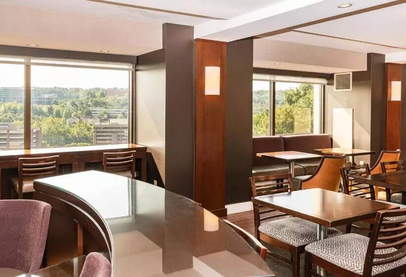 سوئیت اجرایی با تخت کینگ, Pittsburgh Airport Marriott