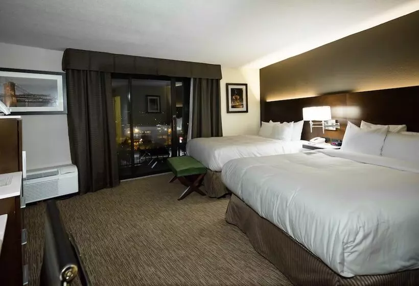 ２ダブルベッドのスタンダードルーム, Radisson Hotel Cincinnati Riverfront
