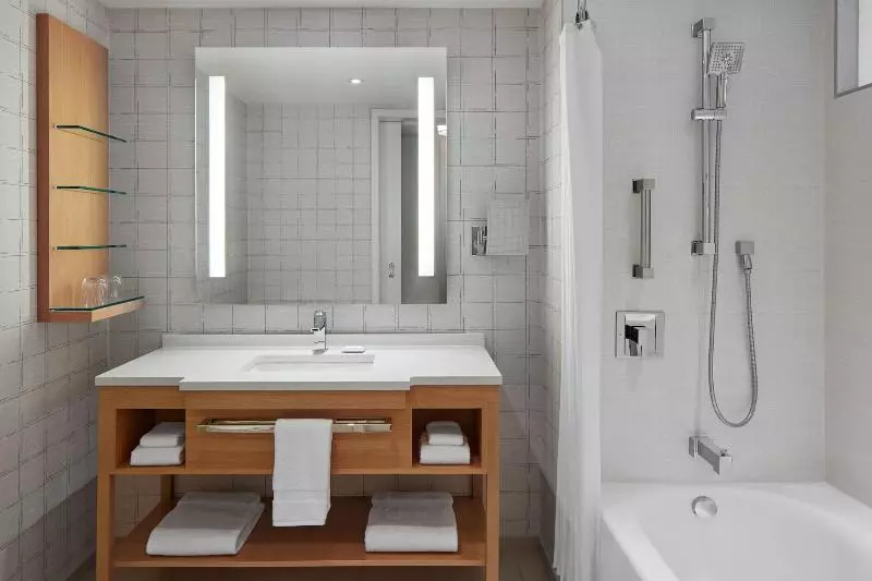 اتاق استاندارد با تخت دو نفره بزرگ برای معلولان, Radisson Hotel La Crosse