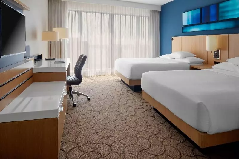 اتاق استاندارد با تخت دو نفره بزرگ برای معلولان, Radisson Hotel La Crosse