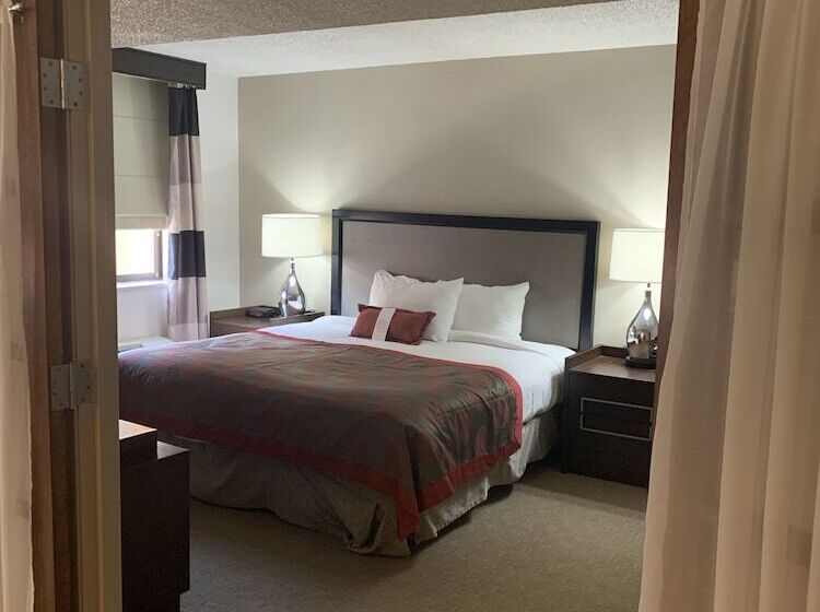 جناح, Ramada By Wyndham Marquette