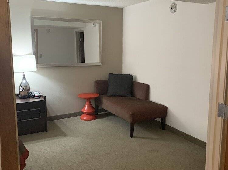 جناح, Ramada By Wyndham Marquette