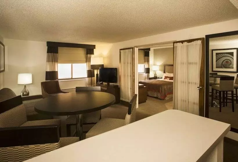 سوییت, Ramada By Wyndham Marquette