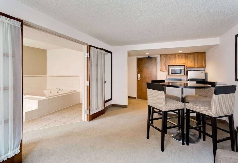 جناح, Ramada By Wyndham Marquette