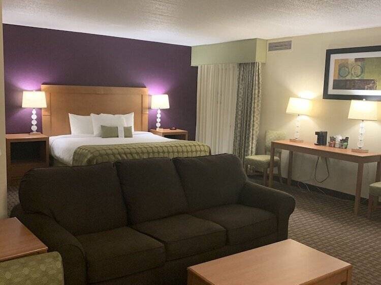 جناح, Ramada By Wyndham Marquette