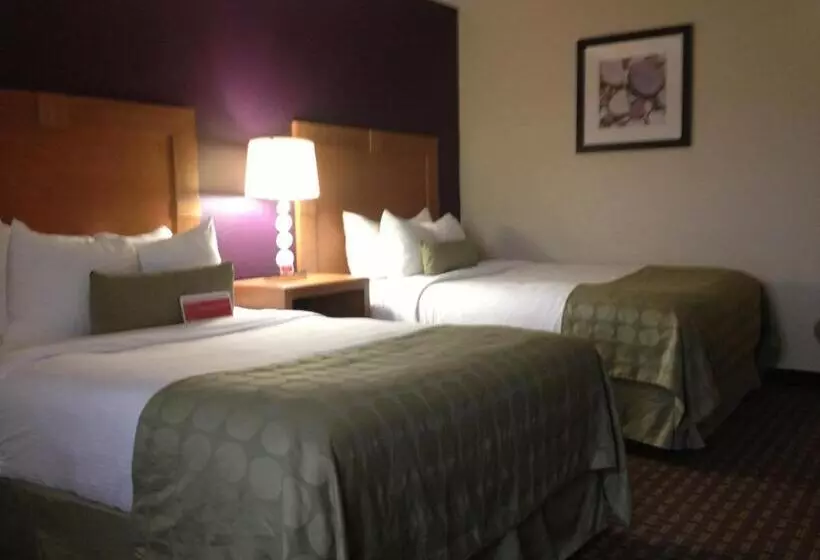 اتاق استاندارد با چشم‌انداز استخر, Ramada By Wyndham Marquette
