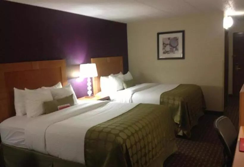 اتاق استاندارد با چشم‌انداز استخر, Ramada By Wyndham Marquette