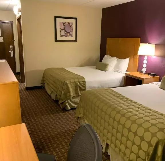 اتاق استاندارد با چشم‌انداز استخر, Ramada By Wyndham Marquette