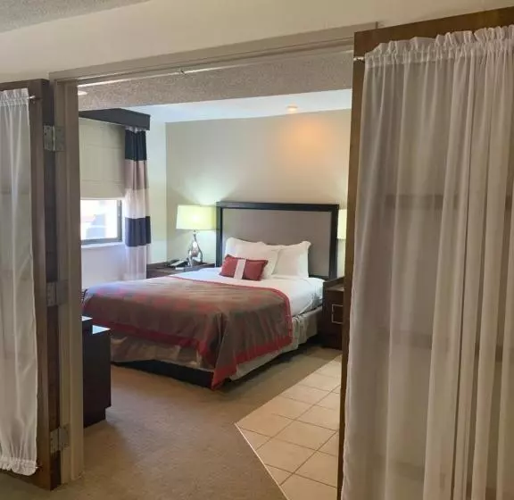 سوییت, Ramada By Wyndham Marquette