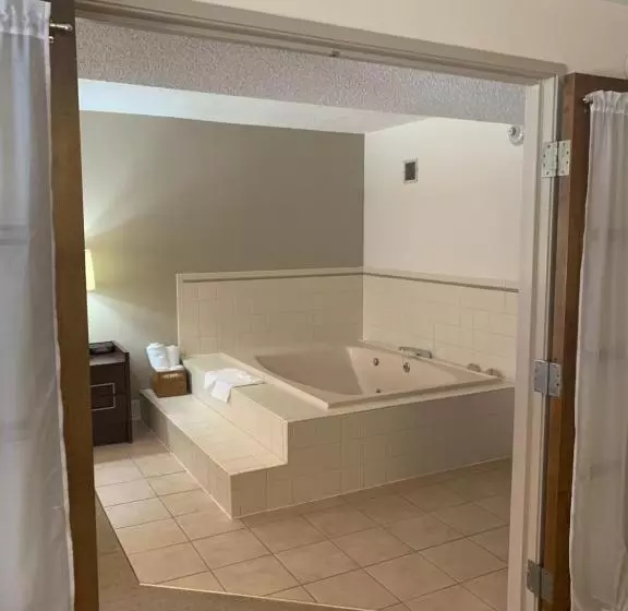 سوییت, Ramada By Wyndham Marquette