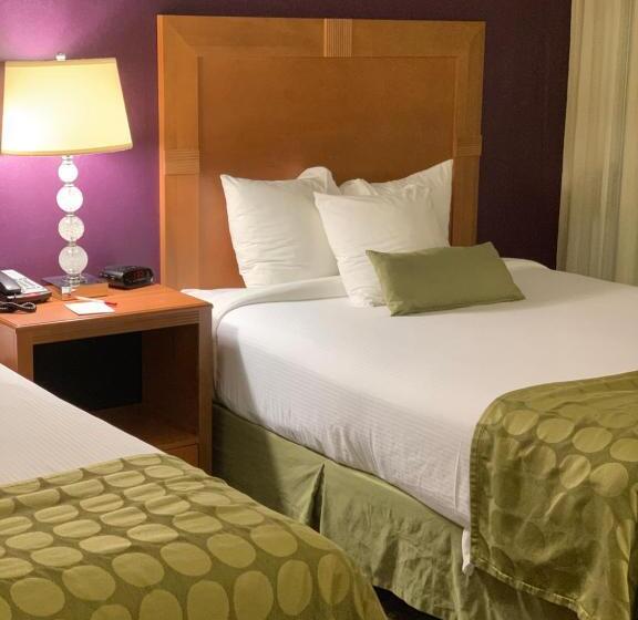 جناح مطلّ علي حمام السباحة, Ramada By Wyndham Marquette