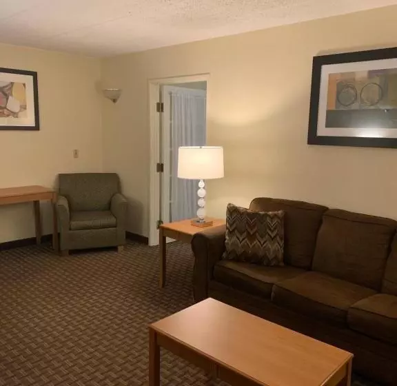 سوییت با چشم‌انداز استخر, Ramada By Wyndham Marquette