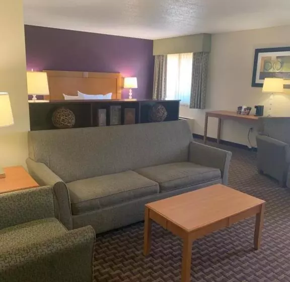 سوییت سوپریور, Ramada By Wyndham Marquette