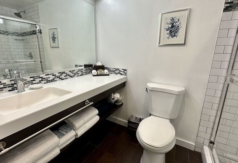 غرفة تنفيذية, The Pacific Inn